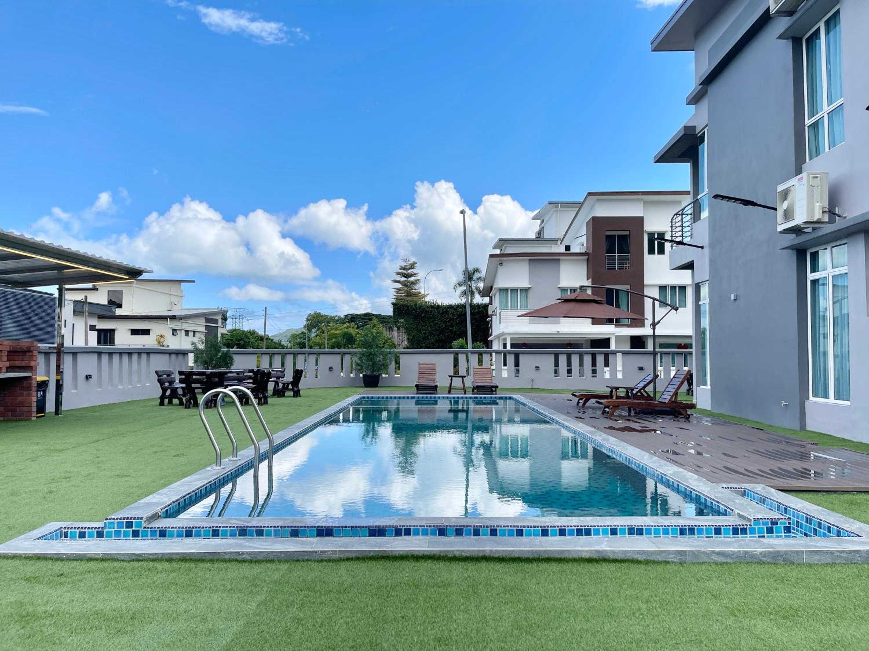 Private Pool Retreat, Langkawi Villa w/ Karaoke by Zervin photo 8