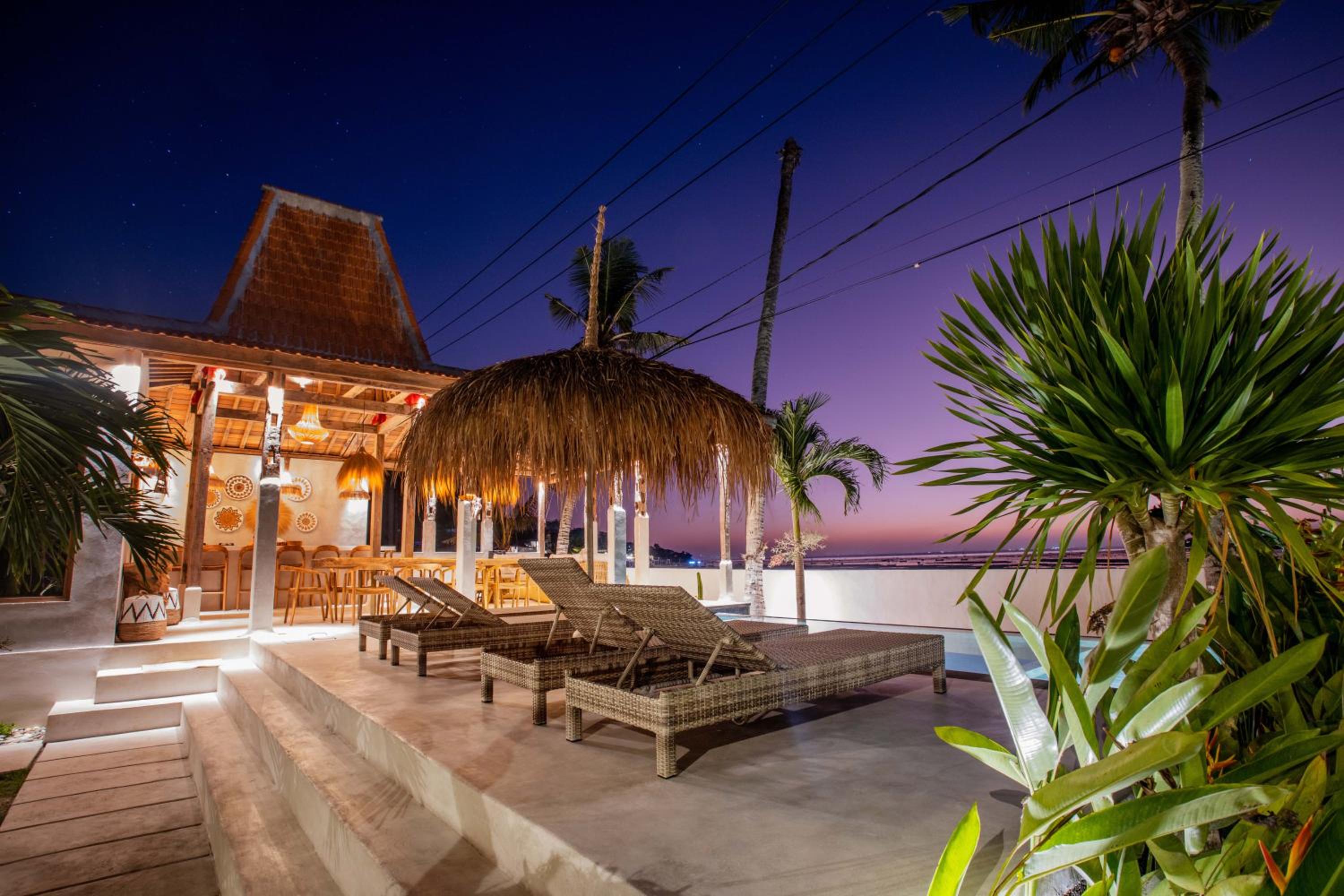 Sunset House Ceningan, 10 person beachview private villa view 4