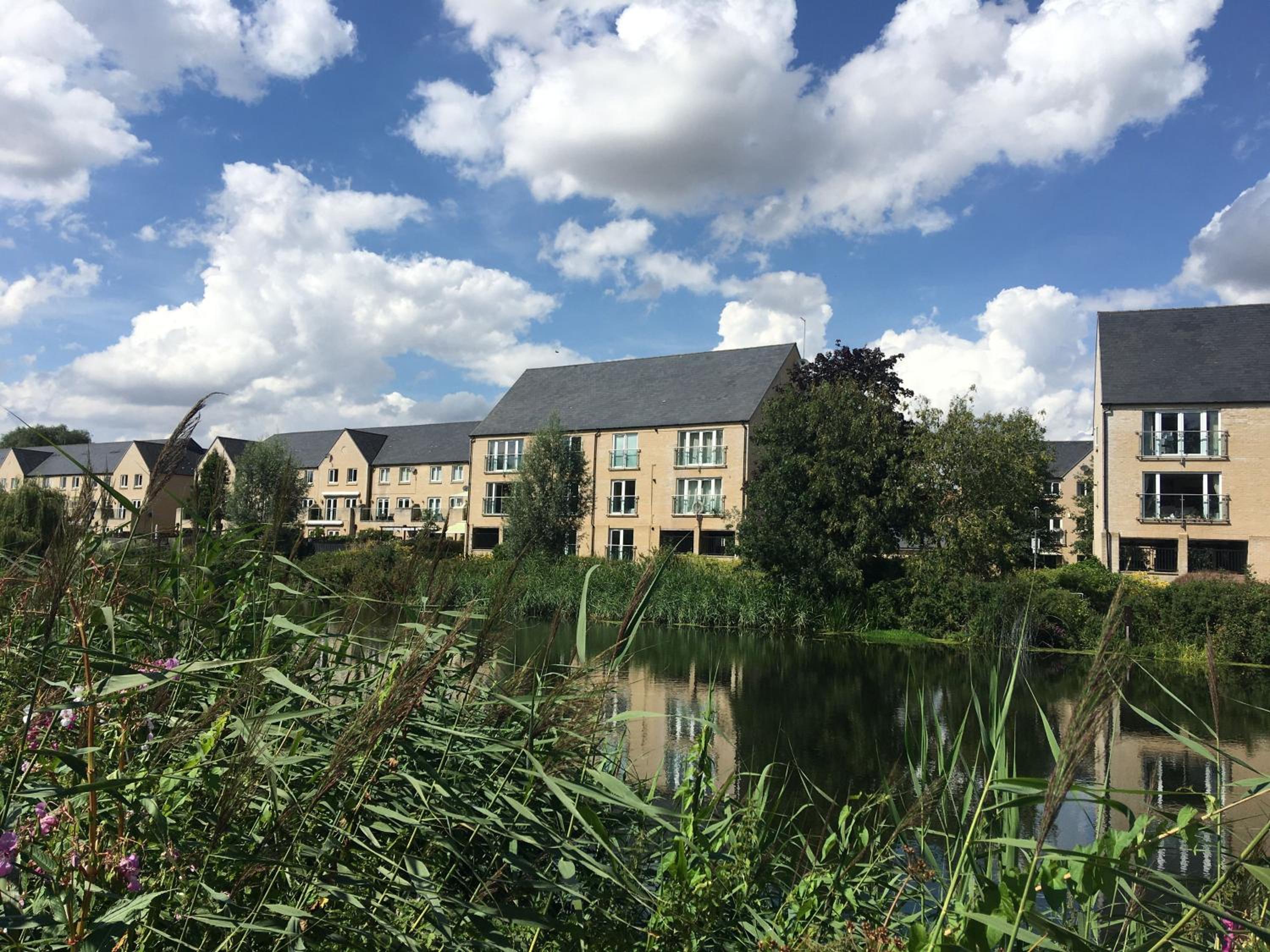 2BR 2 Bath Riverside Penthouse 2 Parking View Near St Neots