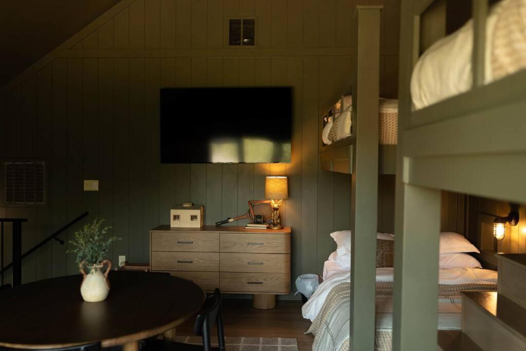 NEW Creek Side, Luxury Cabin – Willow Creek view 5