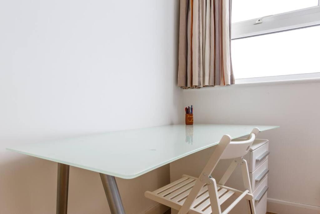 Colourful & Bright 2 Double Bedroom Flat Islington