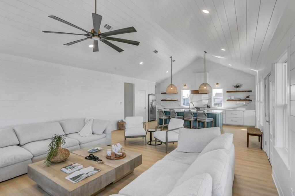 Walk to Beach, King Bed, Golf Cart, Sea the Light