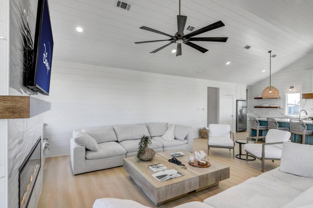 Walk to Beach, King Bed, Golf Cart, Sea the Light
