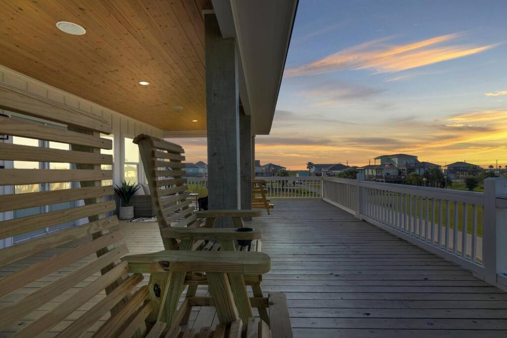 Walk to Beach, King Bed, Golf Cart, Sea the Light