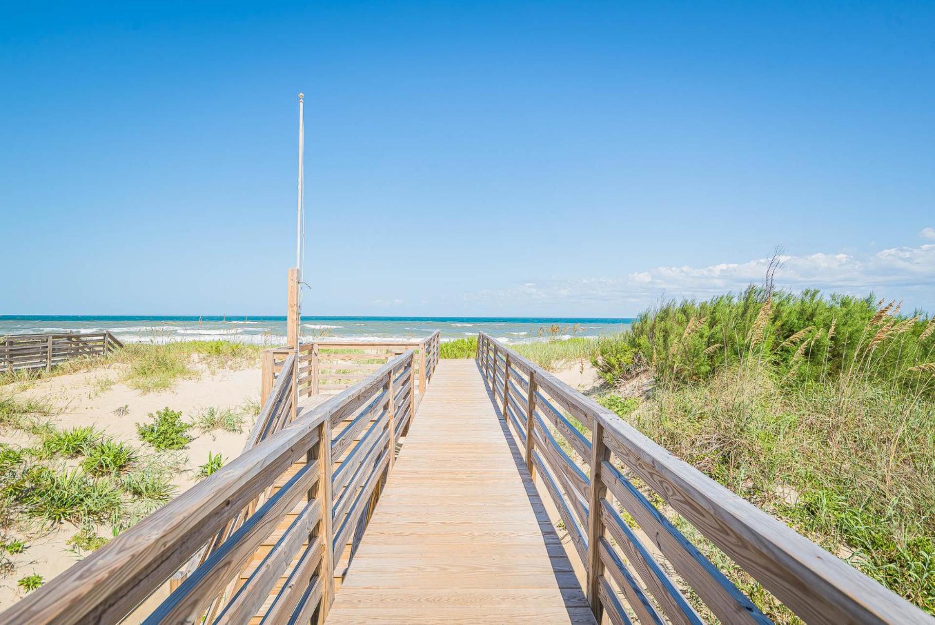 Pier Pleasure - S Nags Head MP 17, Oceanfront, Private Beach Access, Ocean View, Fireplace view 4