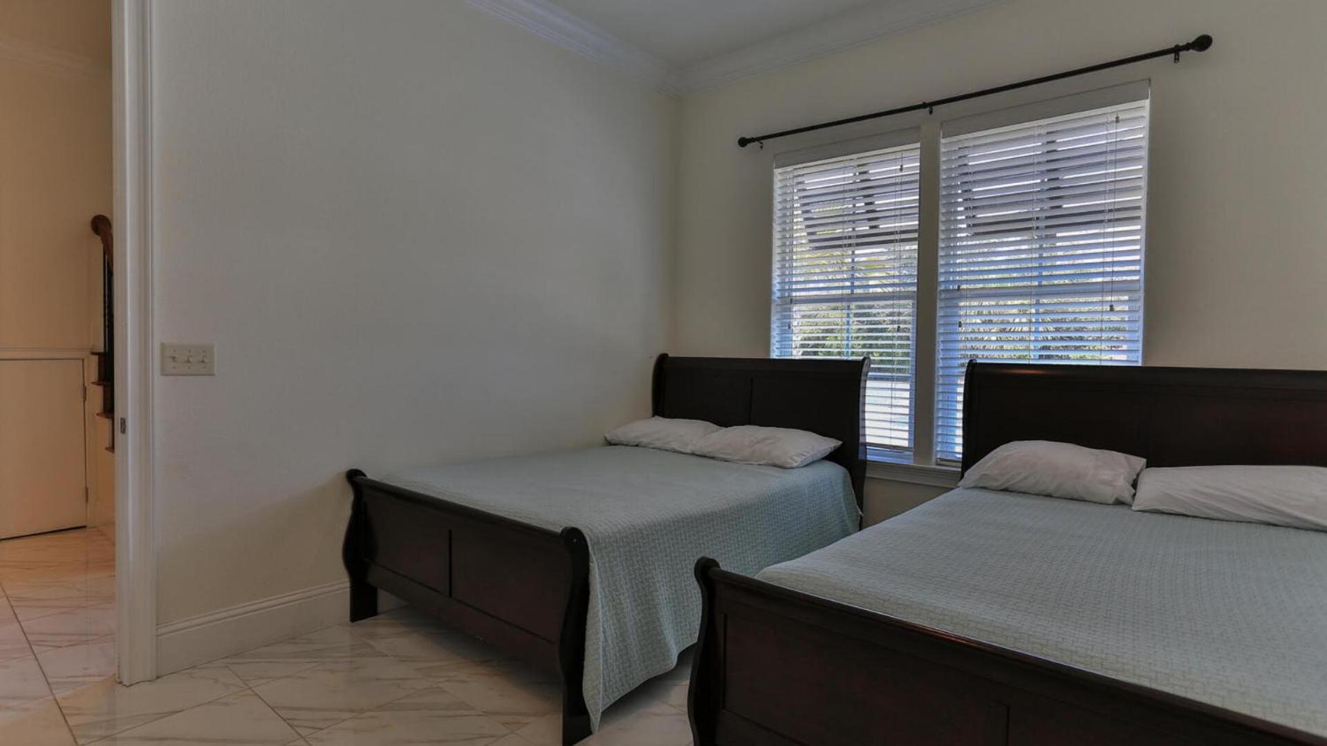 Playa Blanca - Steps to the beach Sleeps 14 has community pool view 5