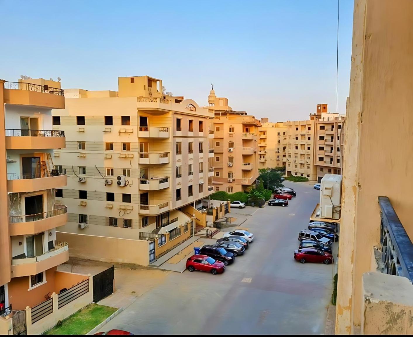 Complex Apts Near AUC And Malls