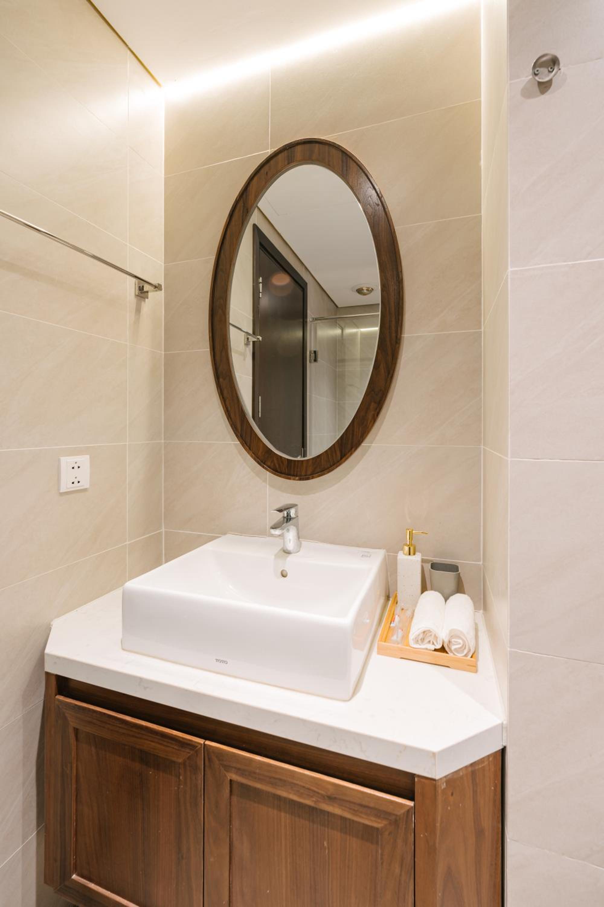 T Place Luxury Apartment Hoan Kiem Lake by SSens Homes