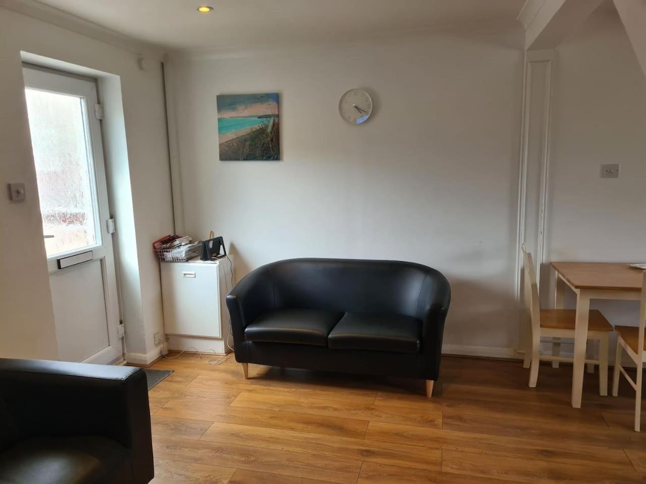 Close To Tower Bridge Central London - 4 Bedroom House - 3 Bathrooms - Free Parking 3 Cars - Sleep 9