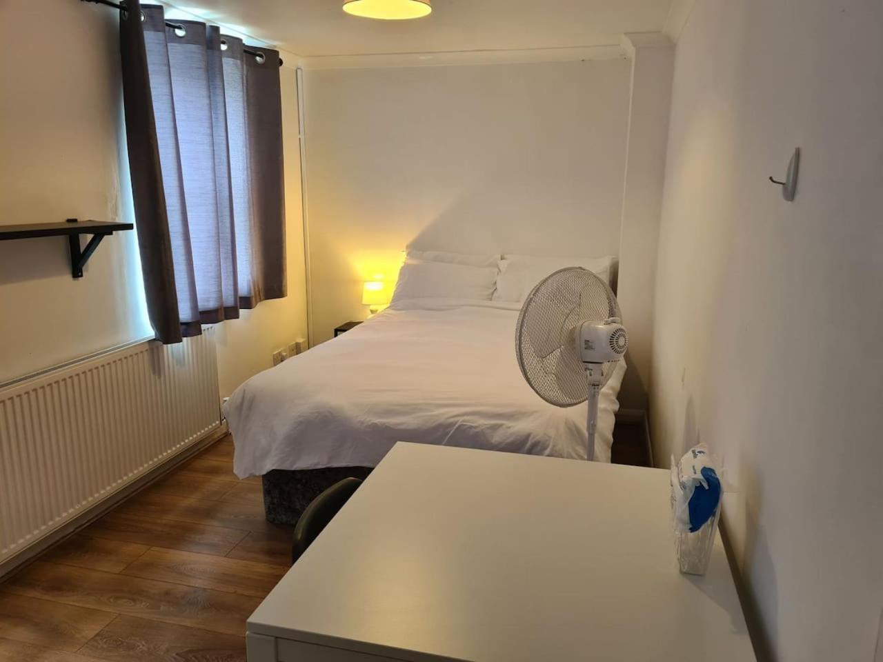 Close To Tower Bridge Central London - 4 Bedroom House - 3 Bathrooms - Free Parking 3 Cars - Sleep 9