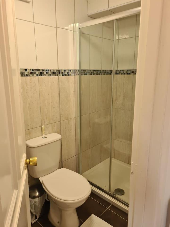 Close To Tower Bridge Central London - 4 Bedroom House - 3 Bathrooms - Free Parking 3 Cars - Sleep 9