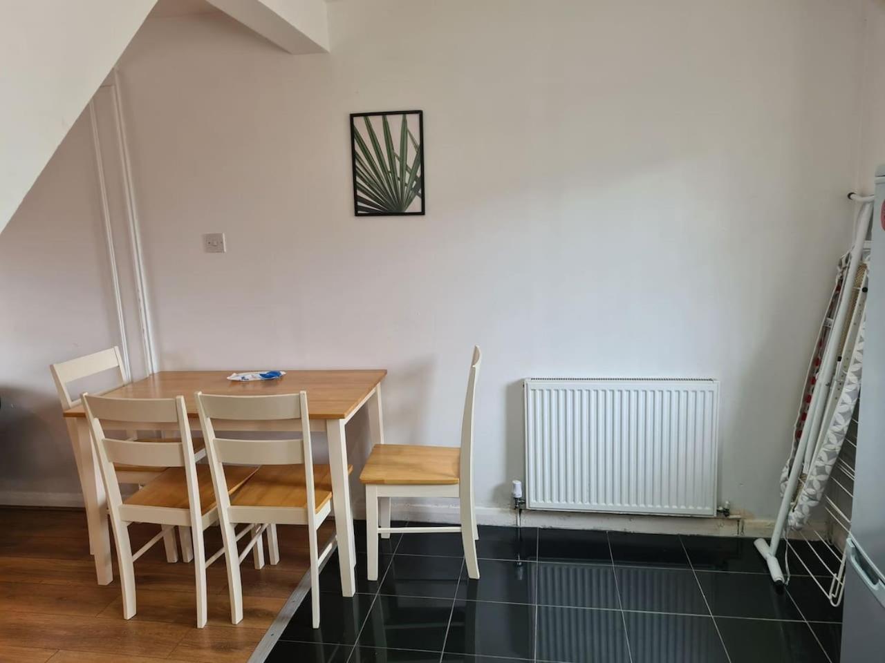 Close To Tower Bridge Central London - 4 Bedroom House - 3 Bathrooms - Free Parking 3 Cars - Sleep 9