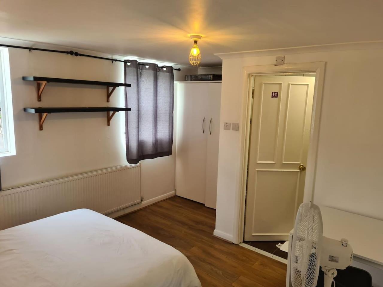 Close To Tower Bridge Central London - 4 Bedroom House - 3 Bathrooms - Free Parking 3 Cars - Sleep 9