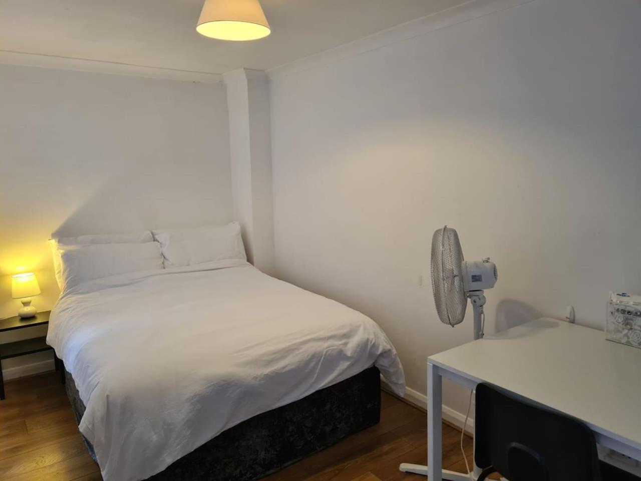 Close To Tower Bridge Central London - 4 Bedroom House - 3 Bathrooms - Free Parking 3 Cars - Sleep 9