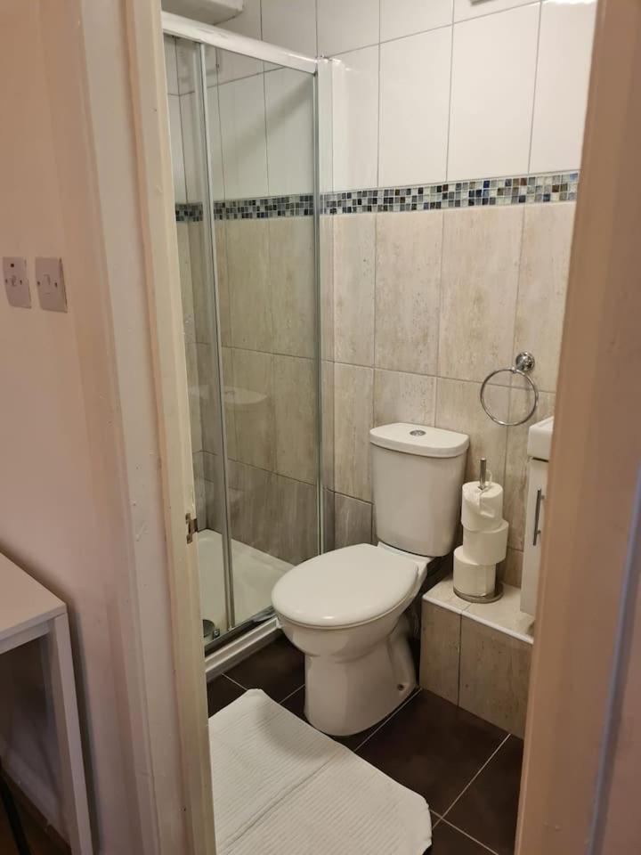 Close To Tower Bridge Central London - 4 Bedroom House - 3 Bathrooms - Free Parking 3 Cars - Sleep 9