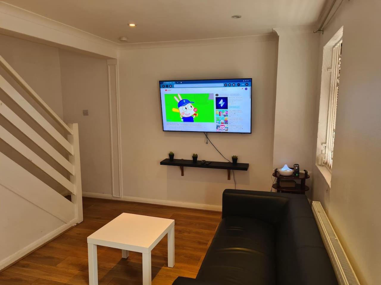 Close To Tower Bridge Central London - 4 Bedroom House - 3 Bathrooms - Free Parking 3 Cars - Sleep 9