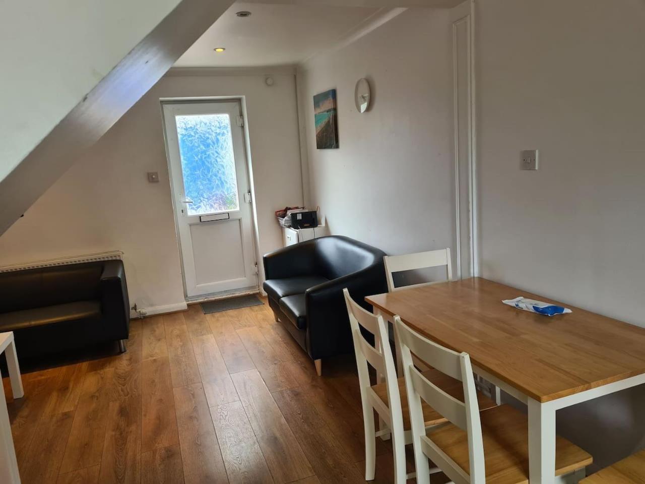 Close To Tower Bridge Central London - 4 Bedroom House - 3 Bathrooms - Free Parking 3 Cars - Sleep 9