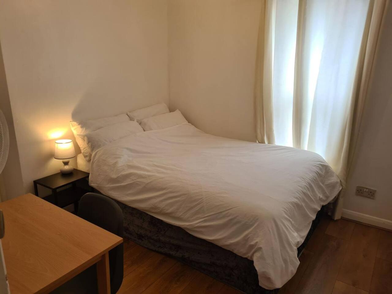Close To Tower Bridge Central London - 4 Bedroom House - 3 Bathrooms - Free Parking 3 Cars - Sleep 9