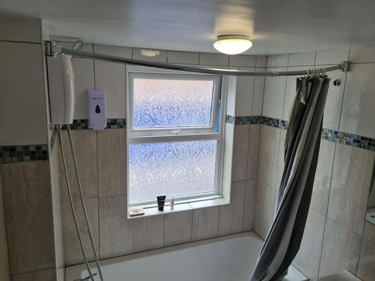 Close To Tower Bridge Central London - 4 Bedroom House - 3 Bathrooms - Free Parking 3 Cars - Sleep 9