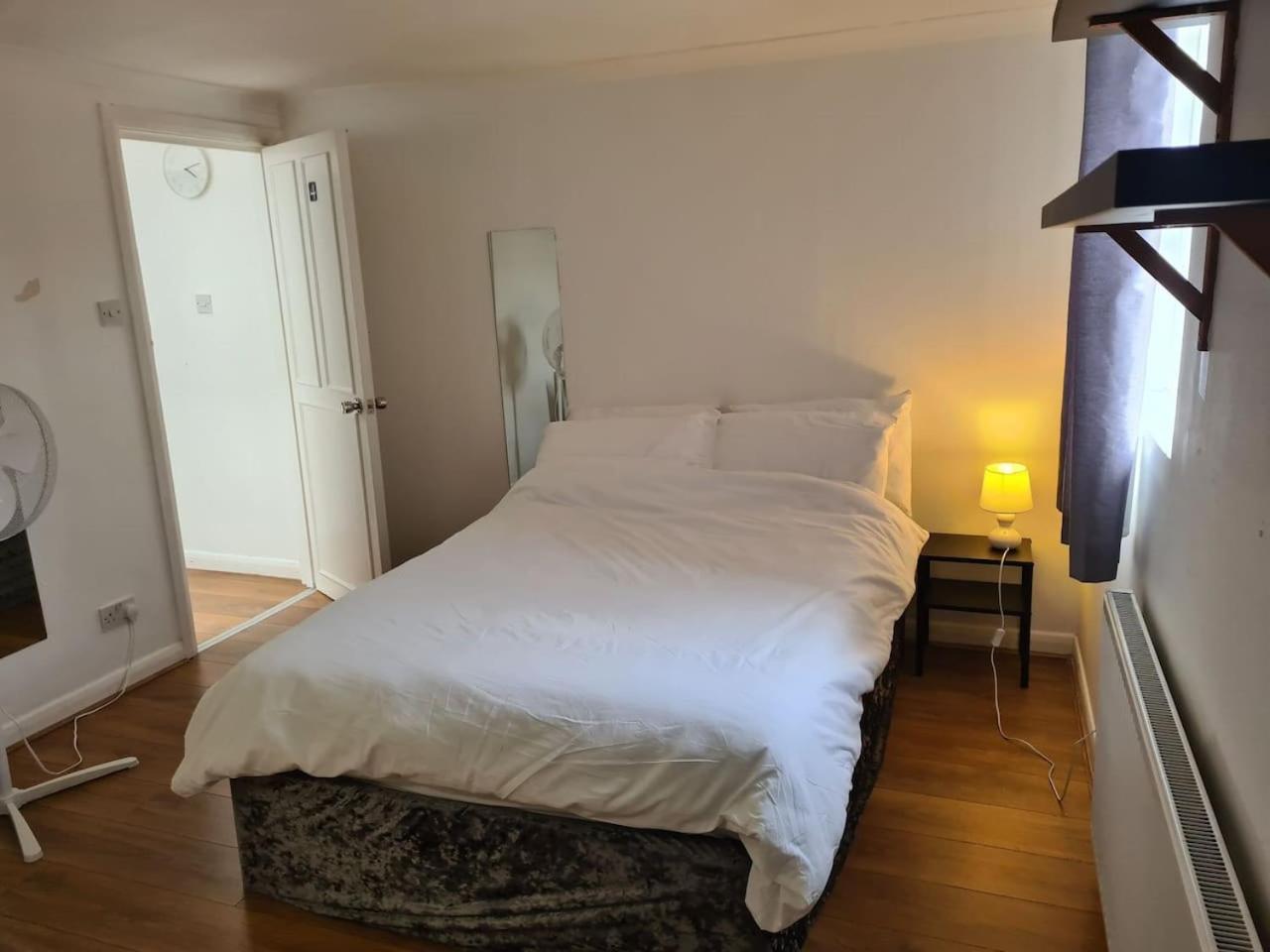 Close To Tower Bridge Central London - 4 Bedroom House - 3 Bathrooms - Free Parking 3 Cars - Sleep 9