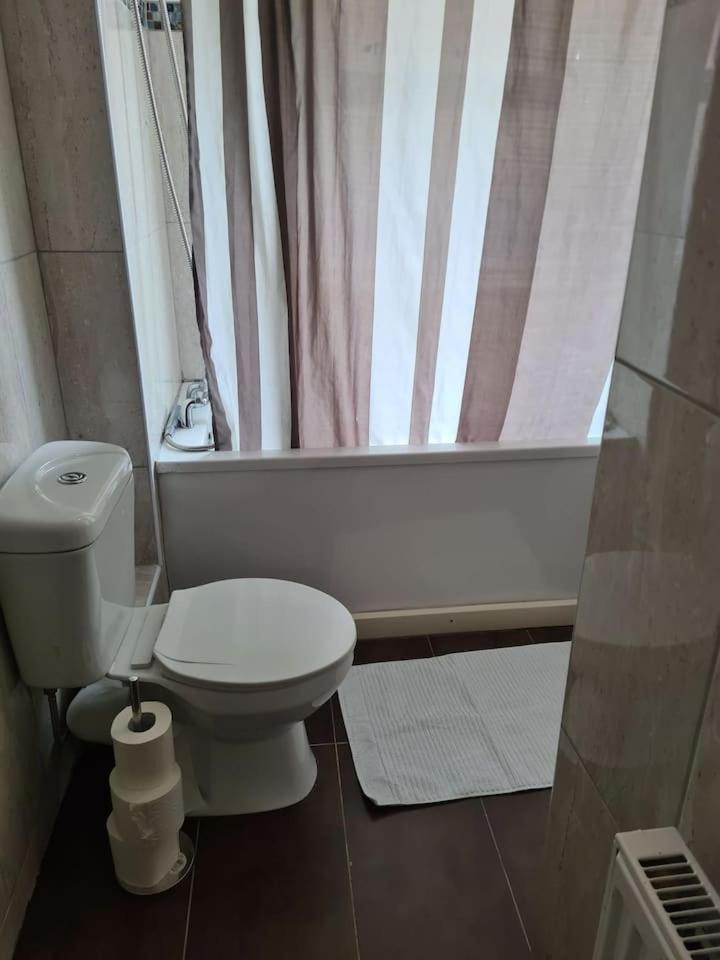 Close To Tower Bridge Central London - 4 Bedroom House - 3 Bathrooms - Free Parking 3 Cars - Sleep 9