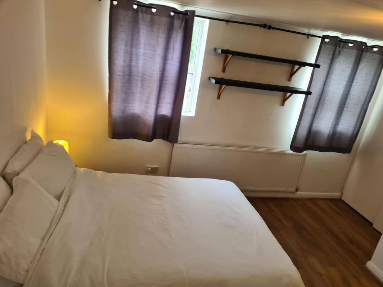 Close To Tower Bridge Central London - 4 Bedroom House - 3 Bathrooms - Free Parking 3 Cars - Sleep 9