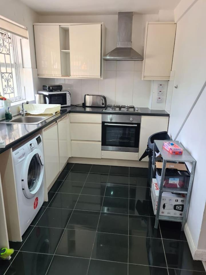 Close To Tower Bridge Central London - 4 Bedroom House - 3 Bathrooms - Free Parking 3 Cars - Sleep 9