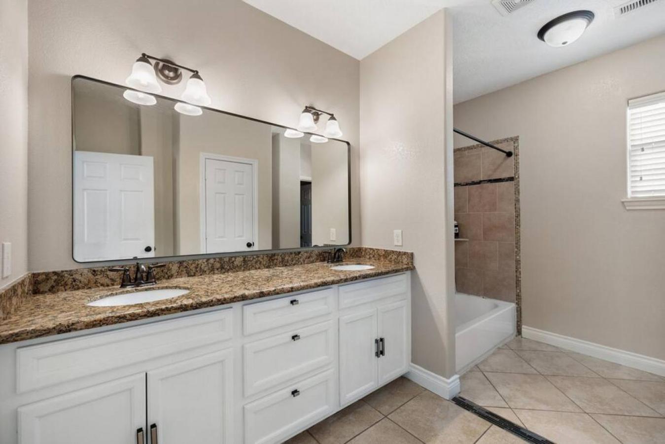 Stylish 3 Bedroom With Tons of Games and 85 Inch TV
