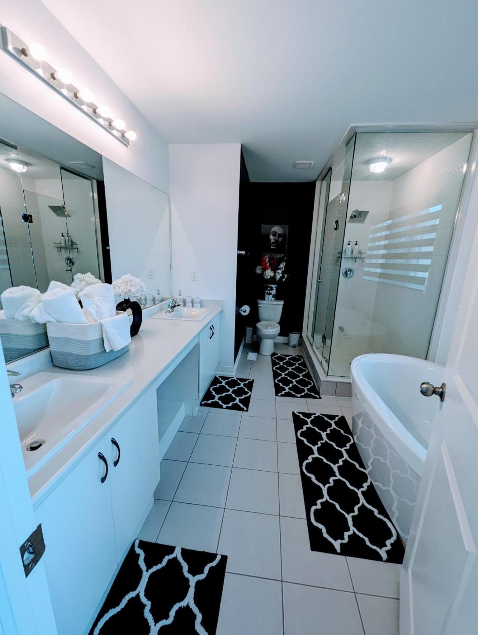 PARADISE VILLa Bowmanville