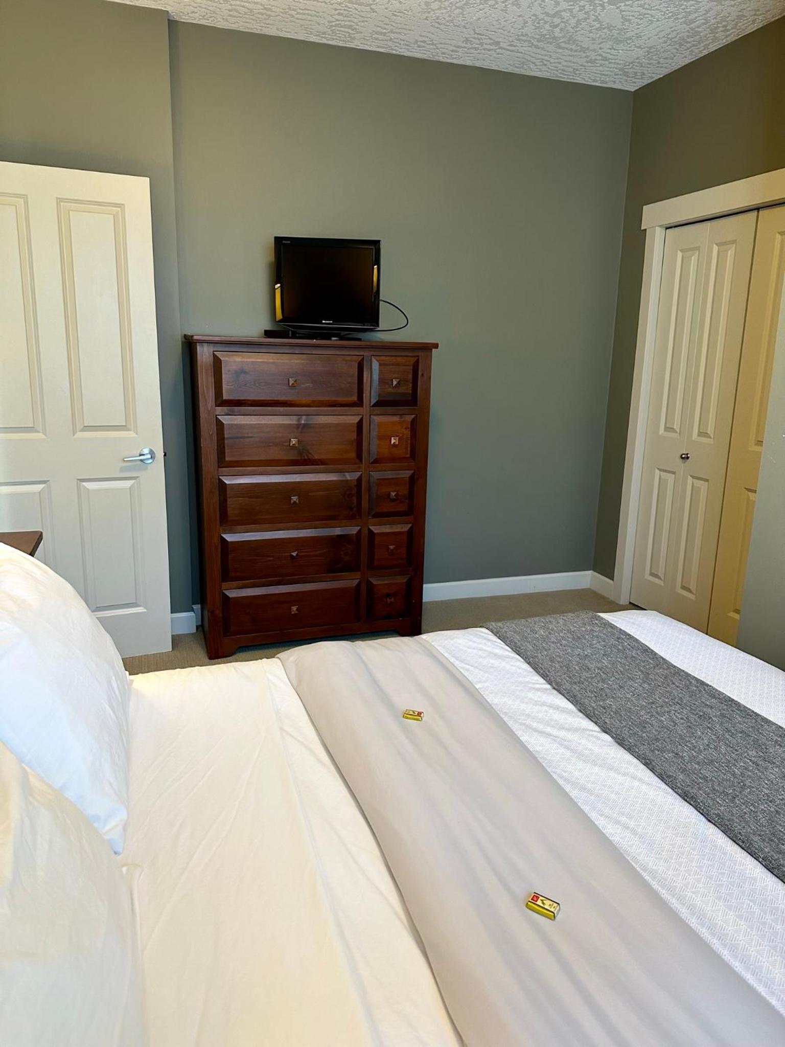Sooke Oceanview Penthouse - Family Friendly
