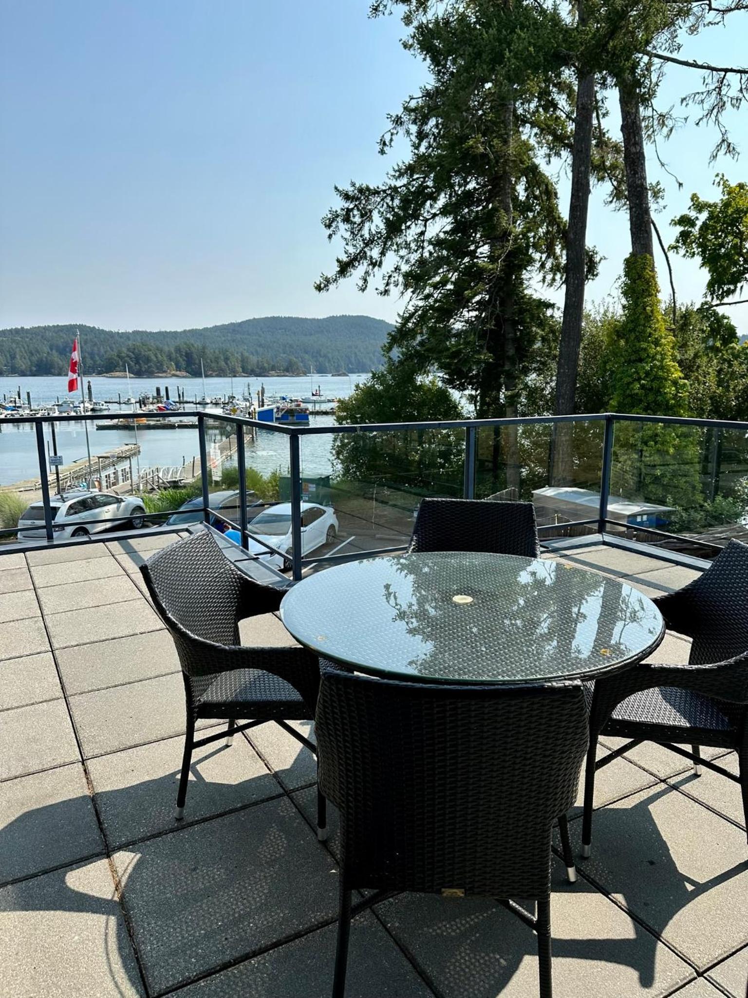 Sooke Oceanview Penthouse - Family Friendly