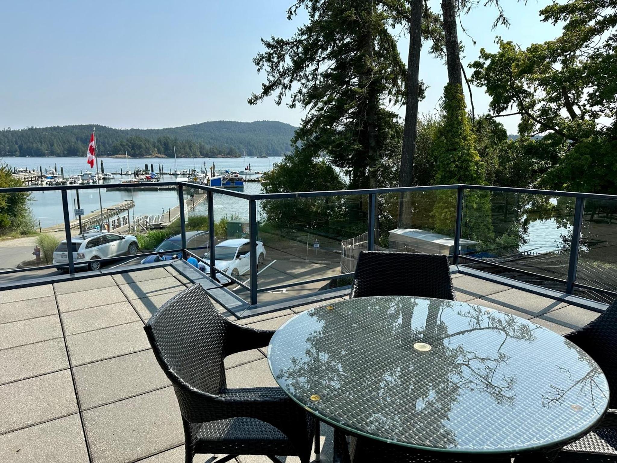 Sooke Oceanview Penthouse - Family Friendly