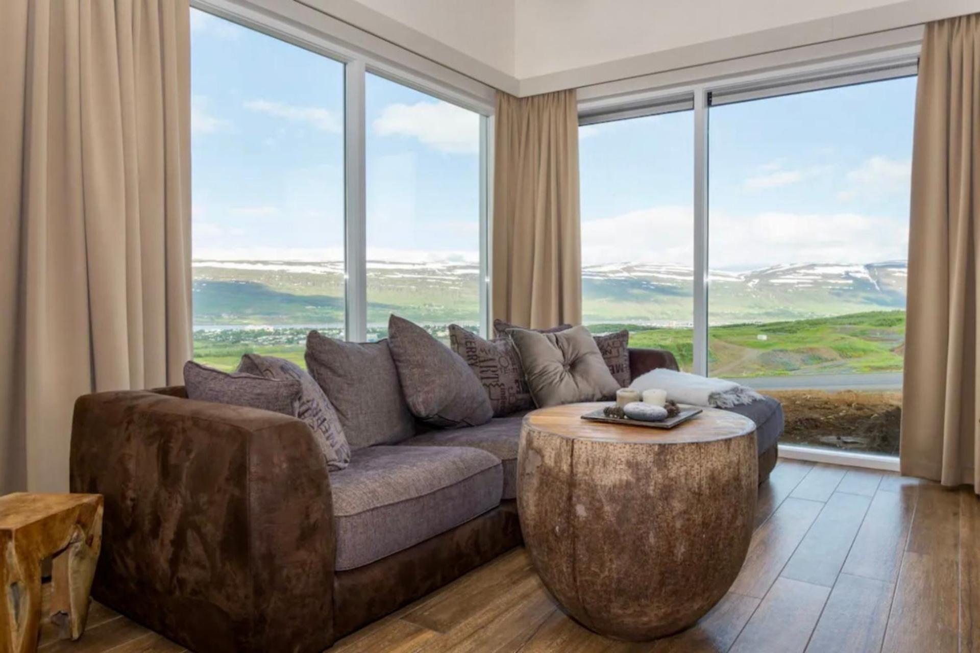 Private country house, luxury and warmth, incredible views