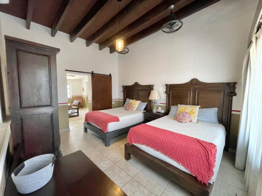 Gorgeous Downtown 4BR House with Pool, Jacuzzi & Firepit view 3