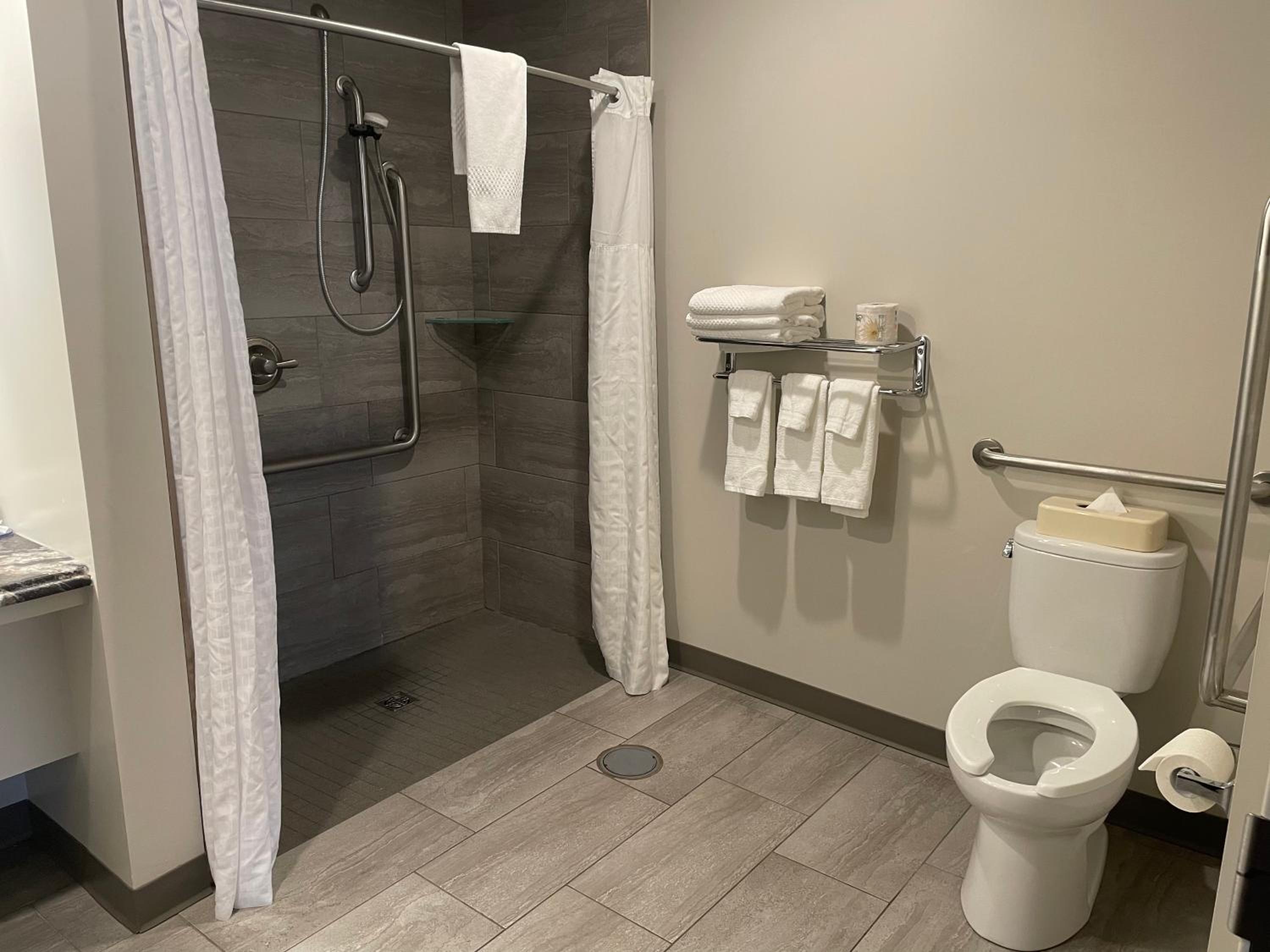 Thunder Bay Vacations - Howard Johnson by Wyndham Thunder Bay - Property Image 7