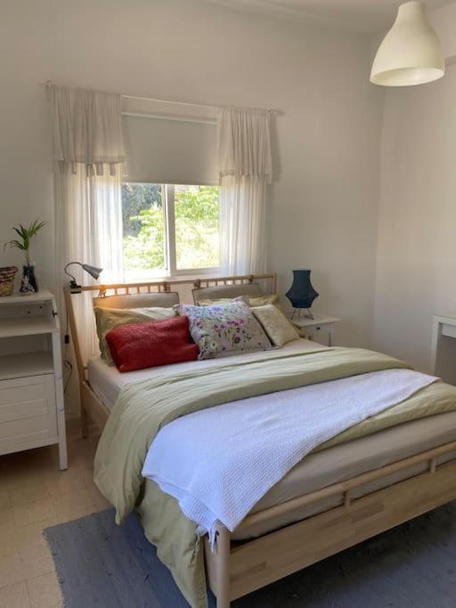 sunny 2bedroom apartment in weibdeh with a rooftop