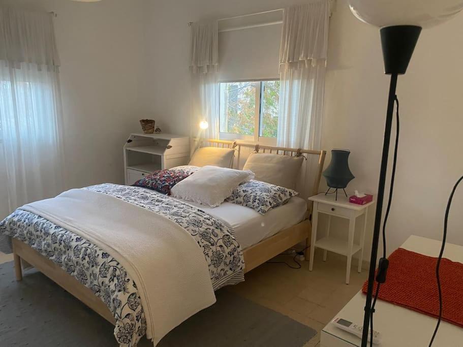 sunny 2bedroom apartment in weibdeh with a rooftop