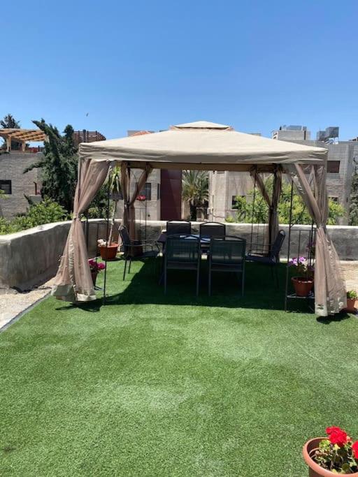 sunny 2bedroom apartment in weibdeh with a rooftop