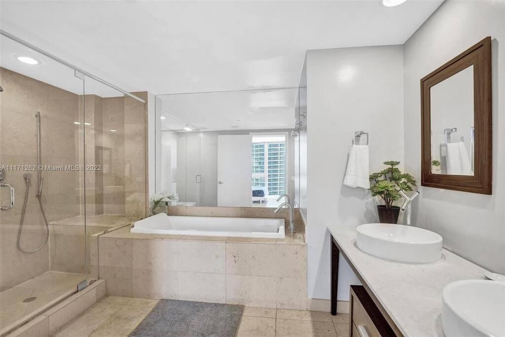 Waterfront Luxury Apartment 2 Bedrooms IconBrickell