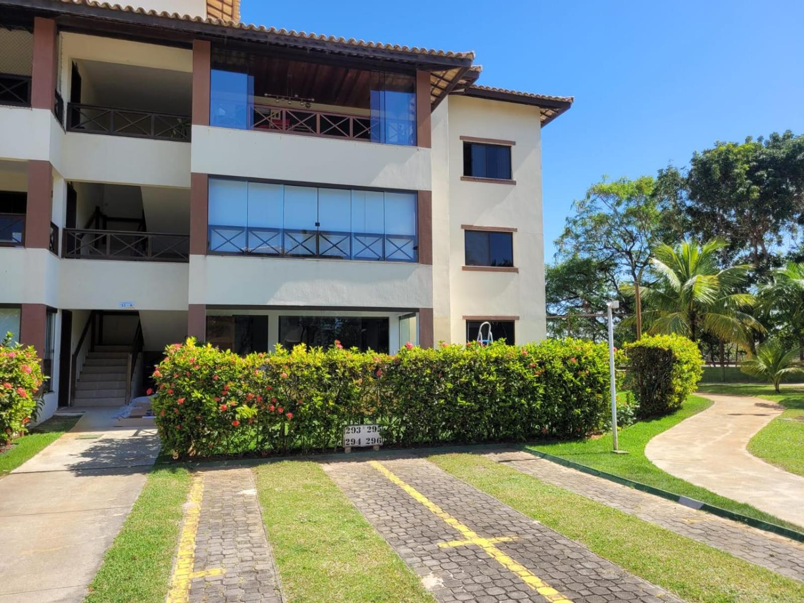 Cond Genipabu Club House a 900mts Praia Guarajuba com Jardim, 3 Quartos, Vagas de Garagem e Cozinha totalmente Equipada