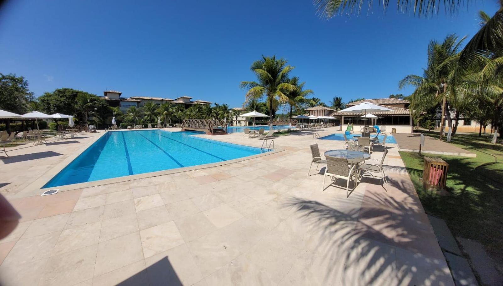 Cond Genipabu Club House a 900mts Praia Guarajuba com Jardim, 3 Quartos, Vagas de Garagem e Cozinha totalmente Equipada