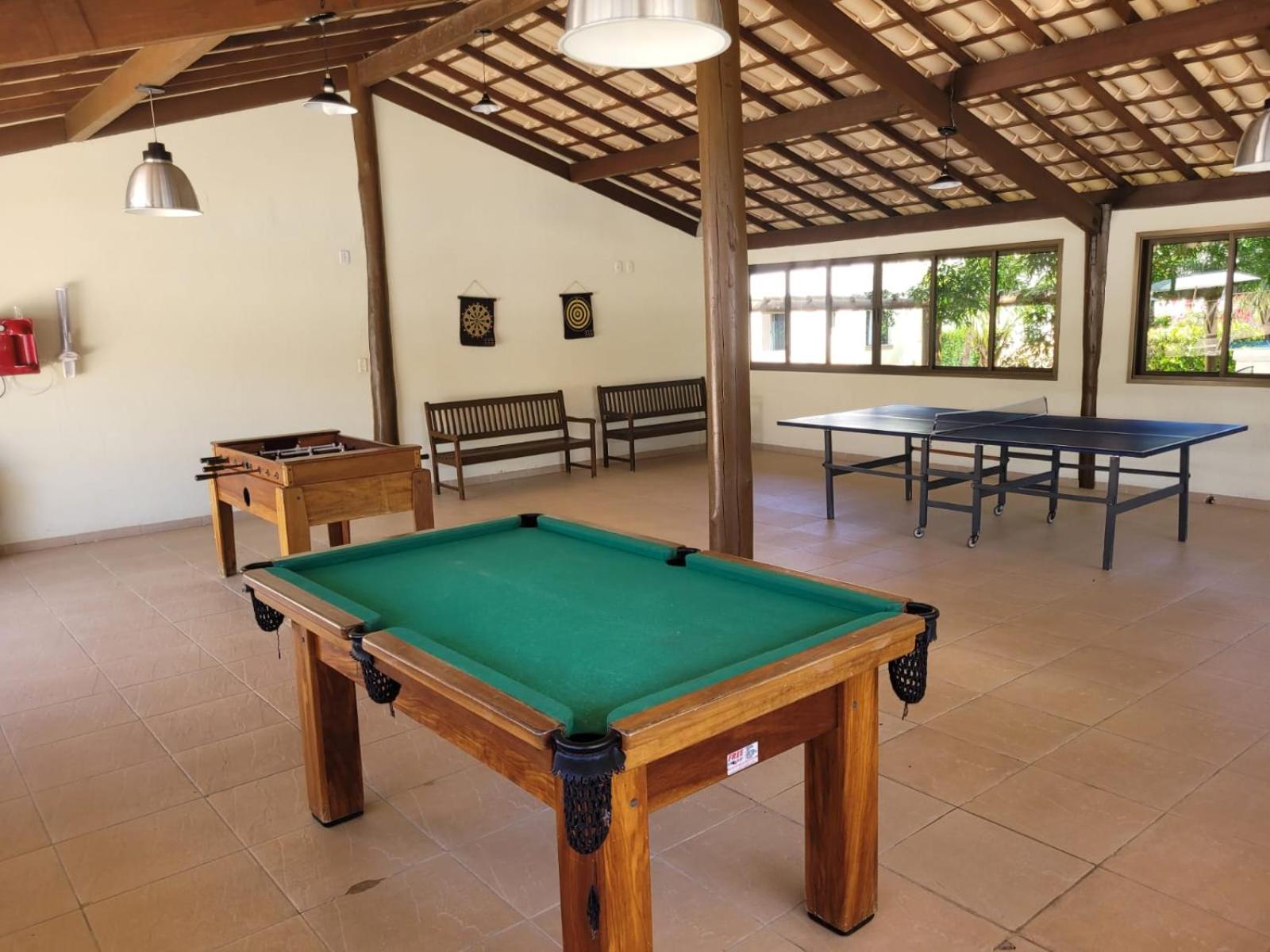 Cond Genipabu Club House a 900mts Praia Guarajuba com Jardim, 3 Quartos, Vagas de Garagem e Cozinha totalmente Equipada