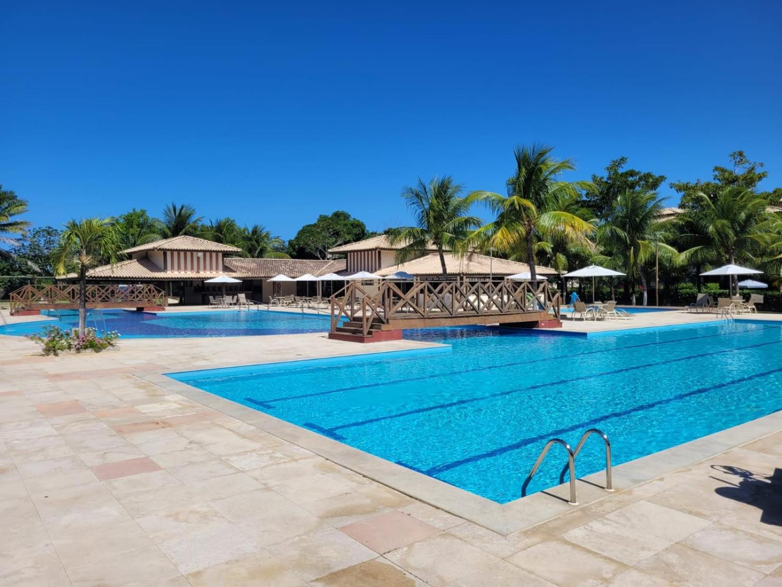 Cond Genipabu Club House a 900mts Praia Guarajuba com Jardim, 3 Quartos, Vagas de Garagem e Cozinha totalmente Equipada