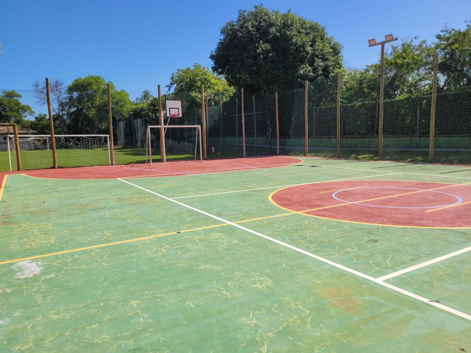 Cond Genipabu Club House a 900mts Praia Guarajuba com Jardim, 3 Quartos, Vagas de Garagem e Cozinha totalmente Equipada