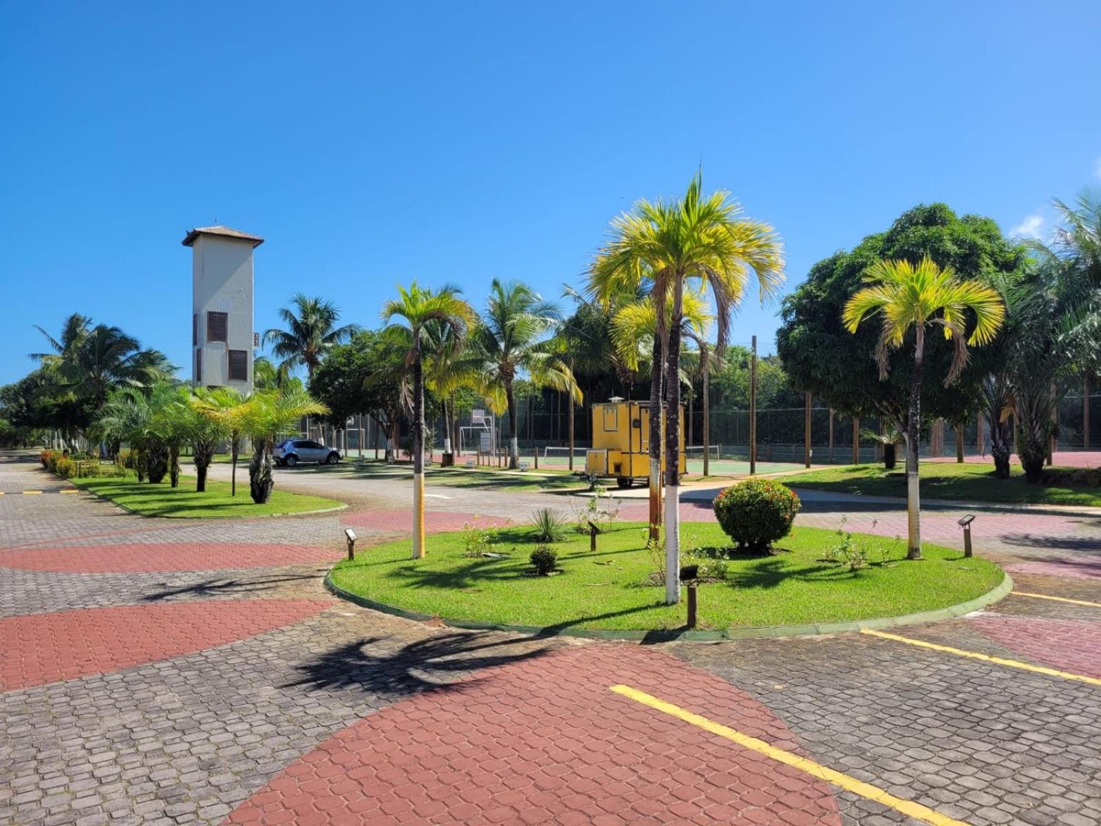 Cond Genipabu Club House a 900mts Praia Guarajuba com Jardim, 3 Quartos, Vagas de Garagem e Cozinha totalmente Equipada