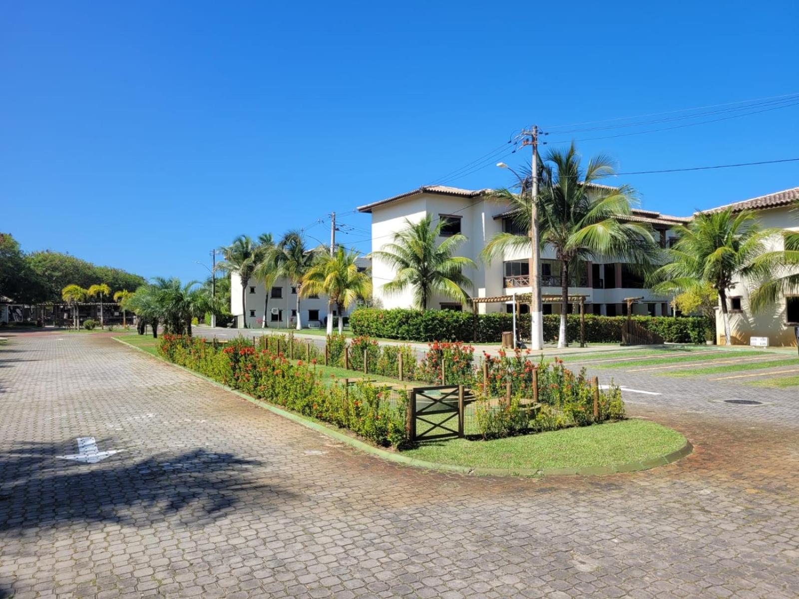 Cond Genipabu Club House a 900mts Praia Guarajuba com Jardim, 3 Quartos, Vagas de Garagem e Cozinha totalmente Equipada