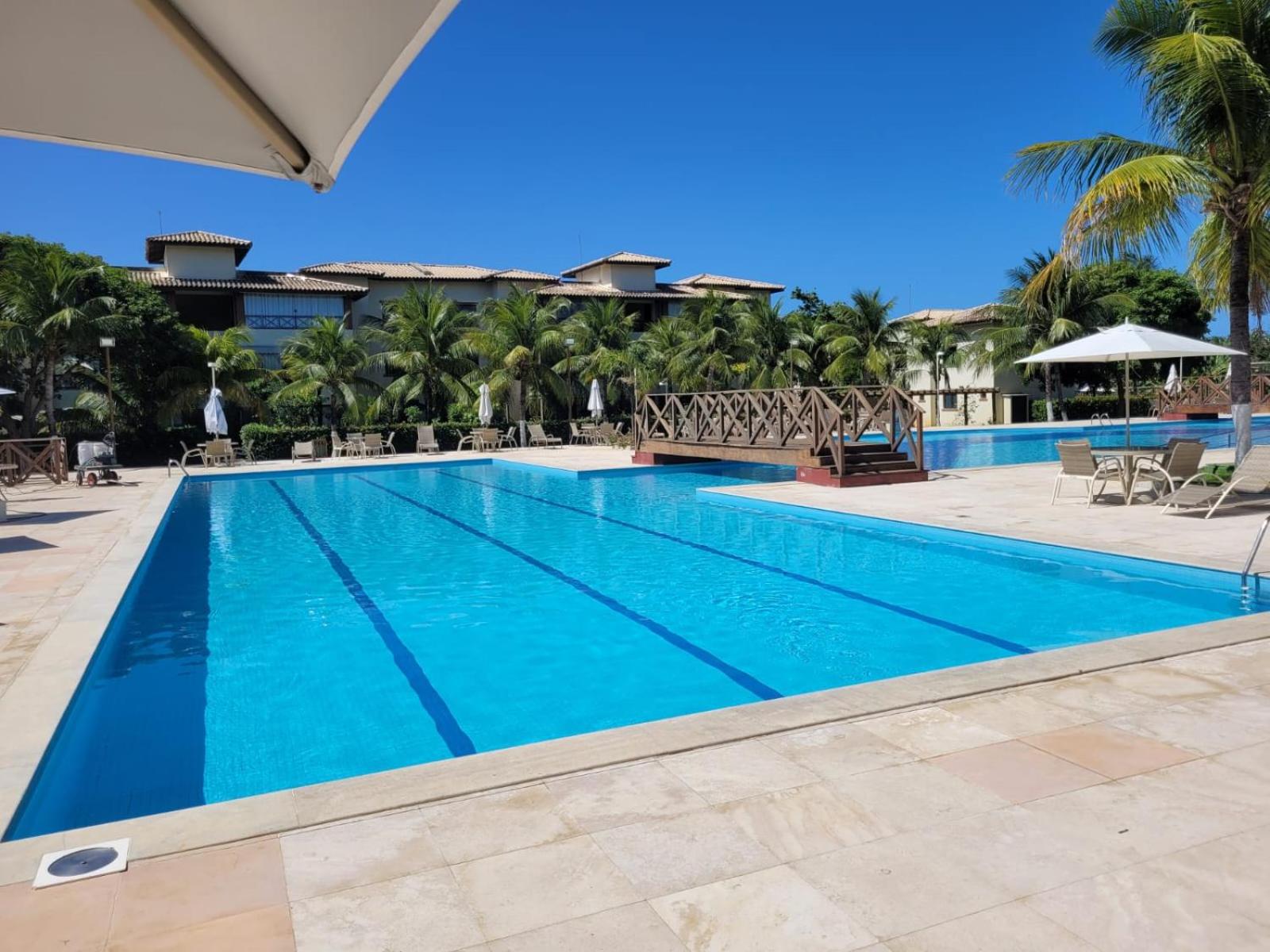Cond Genipabu Club House a 900mts Praia Guarajuba com Jardim, 3 Quartos, Vagas de Garagem e Cozinha totalmente Equipada
