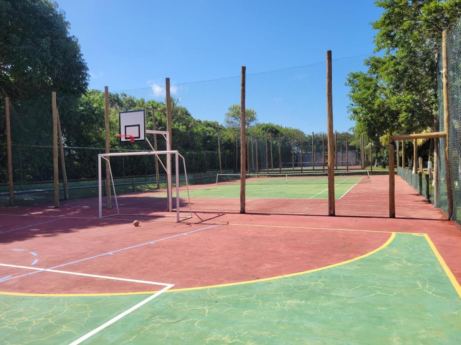Cond Genipabu Club House a 900mts Praia Guarajuba com Jardim, 3 Quartos, Vagas de Garagem e Cozinha totalmente Equipada