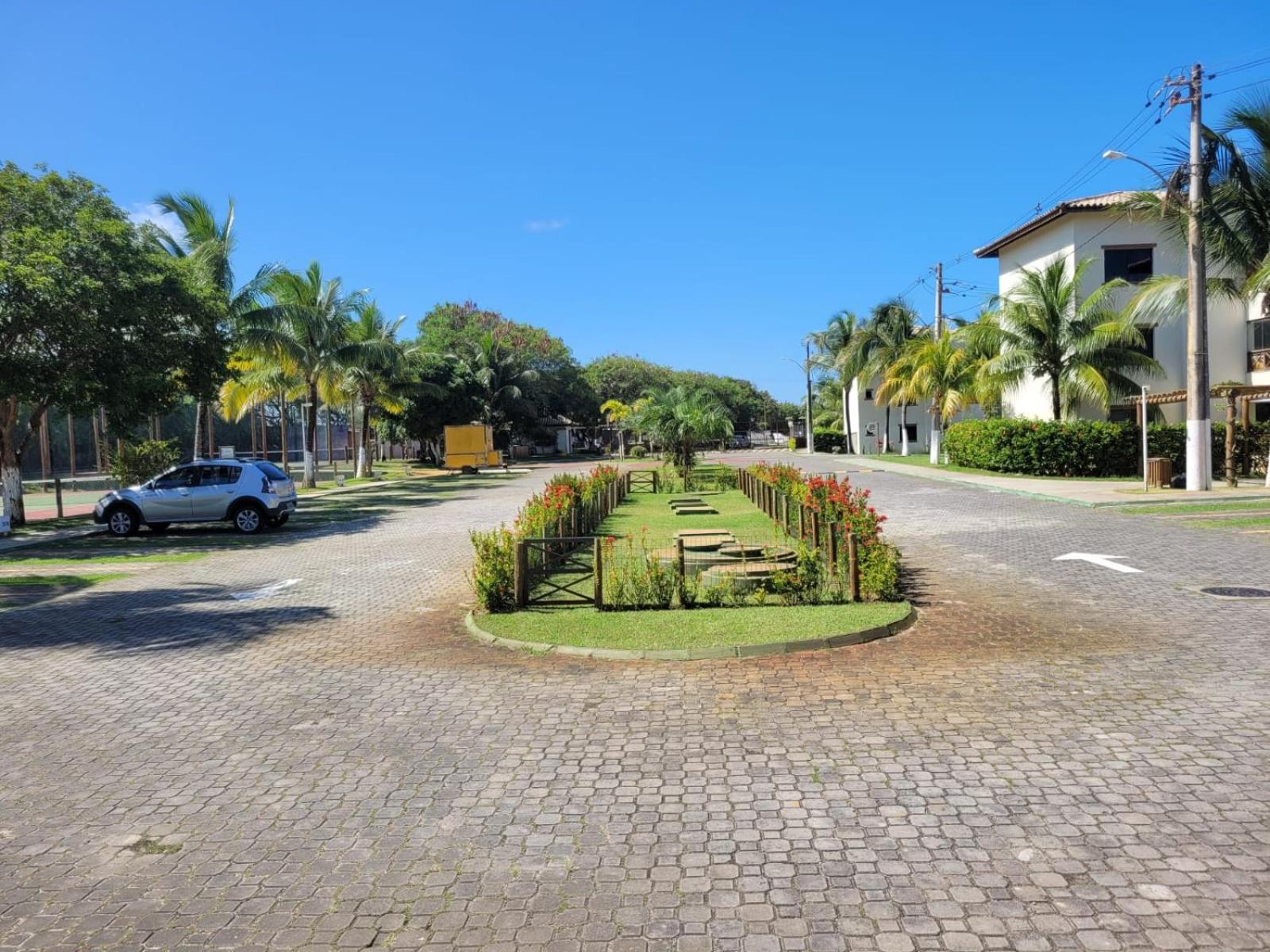 Cond Genipabu Club House a 900mts Praia Guarajuba com Jardim, 3 Quartos, Vagas de Garagem e Cozinha totalmente Equipada