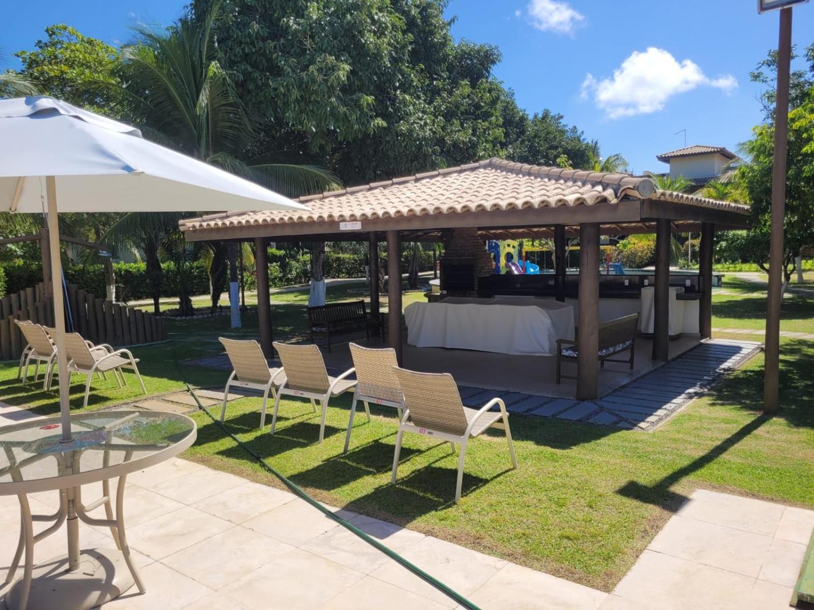 Cond Genipabu Club House a 900mts Praia Guarajuba com Jardim, 3 Quartos, Vagas de Garagem e Cozinha totalmente Equipada